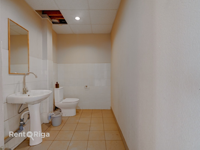 Nomai tiek piedāvātas plašas, atvērta plānojuma tirdzniecības telpas neliela biznesa centra Rīga - foto 8