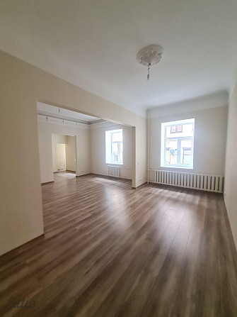 Īrei tiek piedāvāts dzīvoklis pašā pilsētas centrā. Līdzās kafejnīcas, veikali, Rīga - foto 1