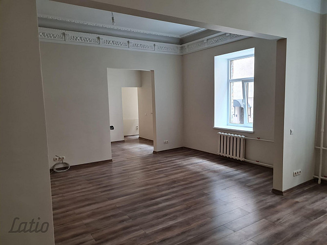 Īrei tiek piedāvāts dzīvoklis pašā pilsētas centrā. Līdzās kafejnīcas, veikali, Rīga - foto 2