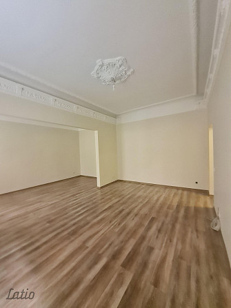 Īrei tiek piedāvāts dzīvoklis pašā pilsētas centrā. Līdzās kafejnīcas, veikali, Rīga - foto 3