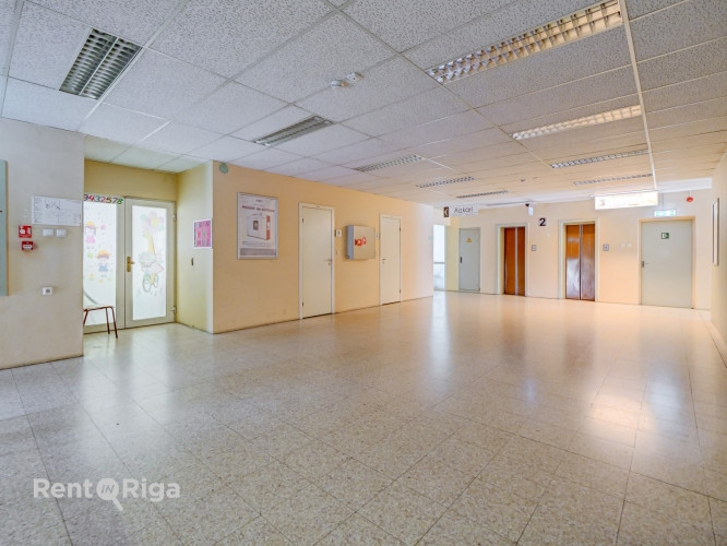 Birojs Purvciemā.  Birojs izvietots ēkas 5. stāvā (ēka aprīkota ar liftu).  Plašas telpas ar diviem  Рига - изображение 9