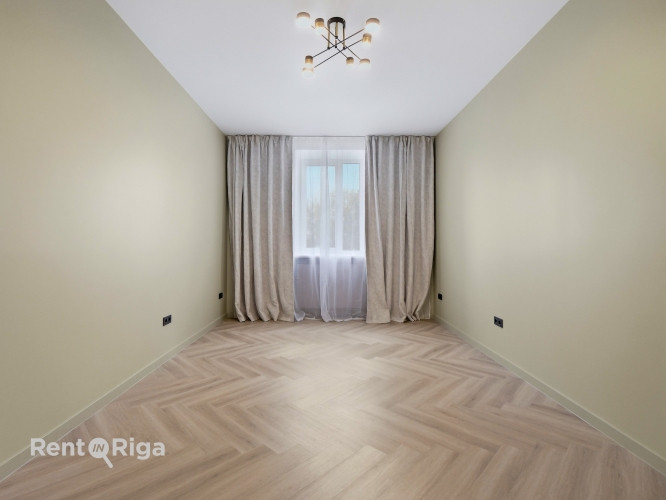 Pārdošanā kvalitatīvi renovēts 4 istabu dzīvoklis Rīgas klusajā centrā ar skatu uz Daugavu Rīga - foto 4