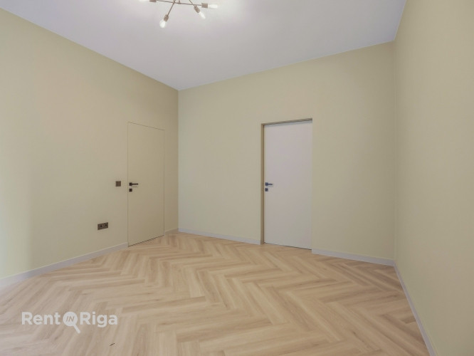 Pārdošanā kvalitatīvi renovēts 4 istabu dzīvoklis Rīgas klusajā centrā ar skatu uz Daugavu Rīga - foto 9