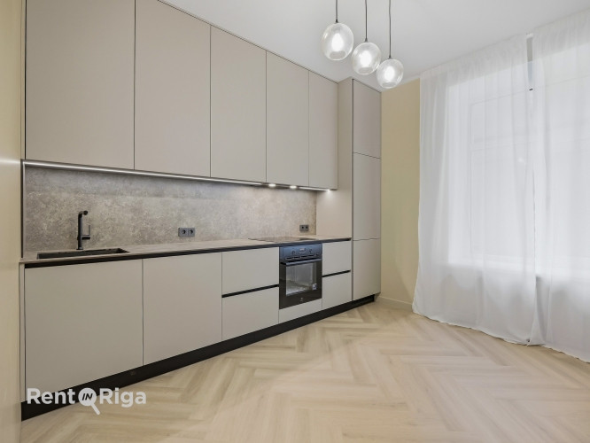 Pārdošanā kvalitatīvi renovēts 4 istabu dzīvoklis Rīgas klusajā centrā ar skatu uz Daugavu Rīga - foto 1
