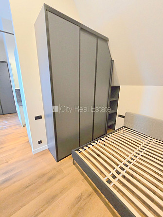 Fasādes māja, renovēta māja, ieeja no ielas, kāpņu telpa pēc kosmētiskā remonta, logi Rīga - foto 11