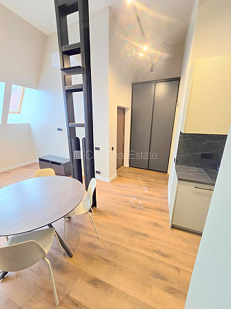 Fasādes māja, renovēta māja, ieeja no ielas, kāpņu telpa pēc kosmētiskā remonta, logi Rīga - foto 9