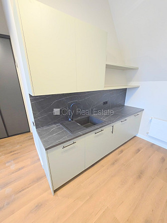 Fasādes māja, renovēta māja, ieeja no ielas, kāpņu telpa pēc kosmētiskā remonta, logi Rīga - foto 7