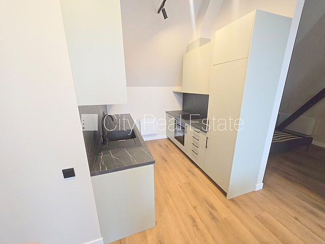 Fasādes māja, renovēta māja, ieeja no ielas, kāpņu telpa pēc kosmētiskā remonta, logi Rīga - foto 8