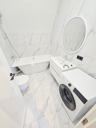 Fasādes māja, renovēta māja, ieeja no ielas, kāpņu telpa pēc kosmētiskā remonta, logi Rīga - foto 13