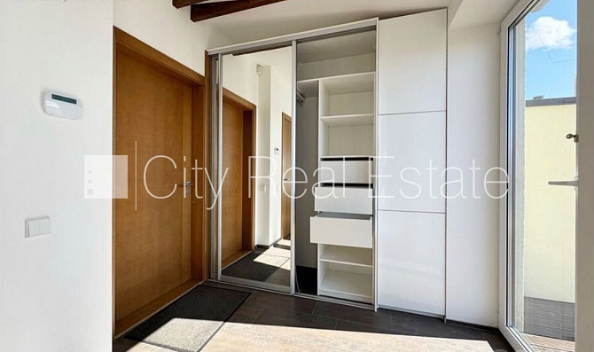 Fasādes māja, ir lifts, kāpņu telpa pēc kapitālā remonta, terase 13 m2, logi vērsti mājas Rīga - foto 15
