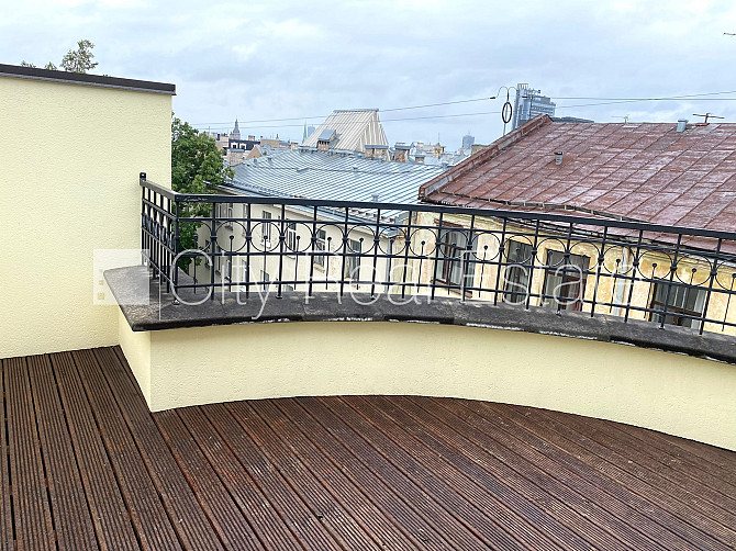 Fasādes māja, ir lifts, kāpņu telpa pēc kapitālā remonta, terase 13 m2, logi vērsti mājas Rīga - foto 16