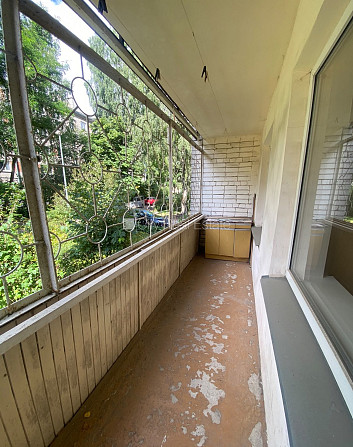 Labiekārtots apzaļumots pagalms, vieta automašīnai, lodžija, logi vērsti mājas abās pusēs, Rīga - foto 7