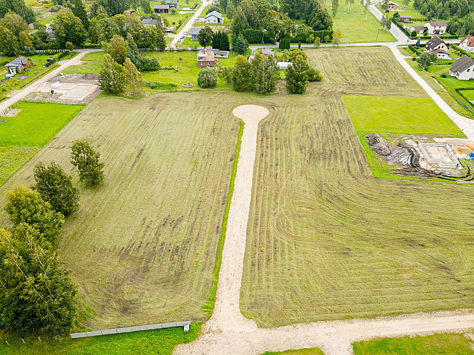 Pārdošanā līdzens zemes gabals klusā privātmāju rajonā, 
Apkārtējo apbūvi galvenokārt Jelgava un novads - foto 1