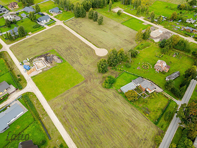 Pārdošanā līdzens zemes gabals klusā privātmāju rajonā, 
Apkārtējo apbūvi galvenokārt Jelgava un novads - foto 2