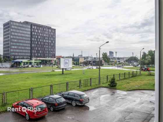 Iznomā biroja telpas Skanstē.  Pieejamas 3 telpas. Katra 17 kvm, vidējā telpa caurstaigājama.  Iespē Рига