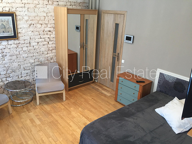 Fasādes māja, renovēta māja, ieeja no ielas, kāpņu telpa pēc kapitālā remonta, Rīga - foto 1