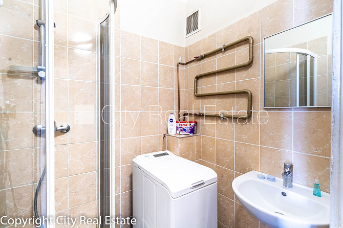 Дом во дворе, реновированный дом, закрытый двор, въездные ворота оснащены Рига - изображение 10