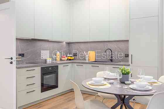 Фасадный дом, реновированный дом, вход с улицы, лестничная клетка после Рига