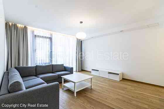 Новостройка, закрытая территория, место для машины, лифт, терасса, окна выходят в Rīga