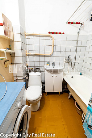 Fasādes māja, paneļu māja, vieta automašīnai, ieeja no ielas, kāpņu telpa pēc kosmētiskā Rīga - foto 13