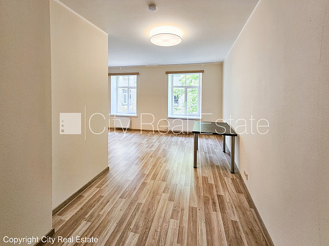 Pagalma māja, slēgts pagalms, iežogota teritorija, kāpņu telpa pēc kapitālā remonta, logi Rīga - foto 5