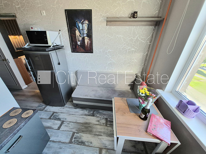 Ir lifts, kāpņu telpa pēc kosmētiskā remonta, istaba izolēta, centrālā apkure, jauna Rīga - foto 8