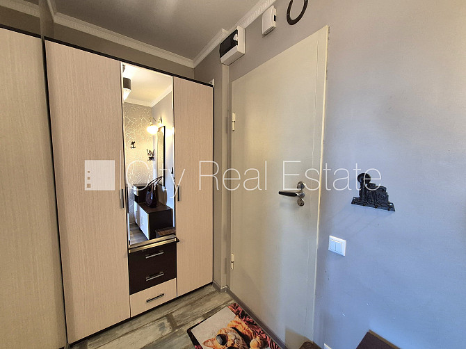 Ir lifts, kāpņu telpa pēc kosmētiskā remonta, istaba izolēta, centrālā apkure, jauna Rīga - foto 11