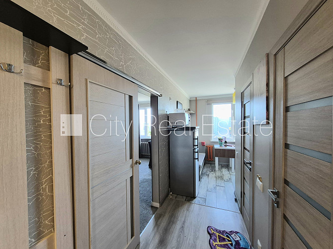Ir lifts, kāpņu telpa pēc kosmētiskā remonta, istaba izolēta, centrālā apkure, jauna Rīga - foto 13