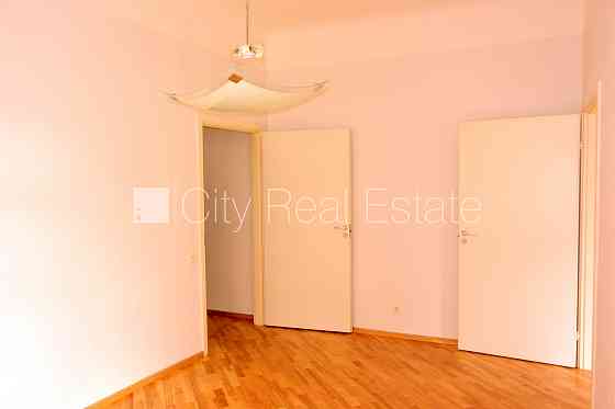Фасадный дом, вход с улицы, лестничная клетка после капитального ремонта, окна Рига