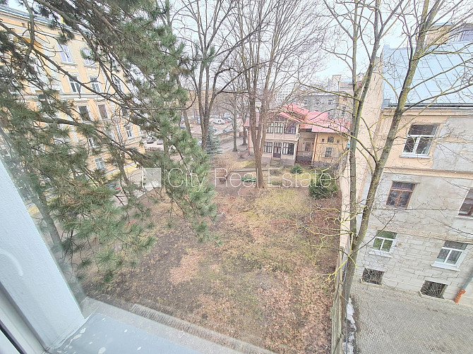 Здание во дворе, реновированный дом, закрытый двор, вход со двора, лестничная Рига - изображение 16
