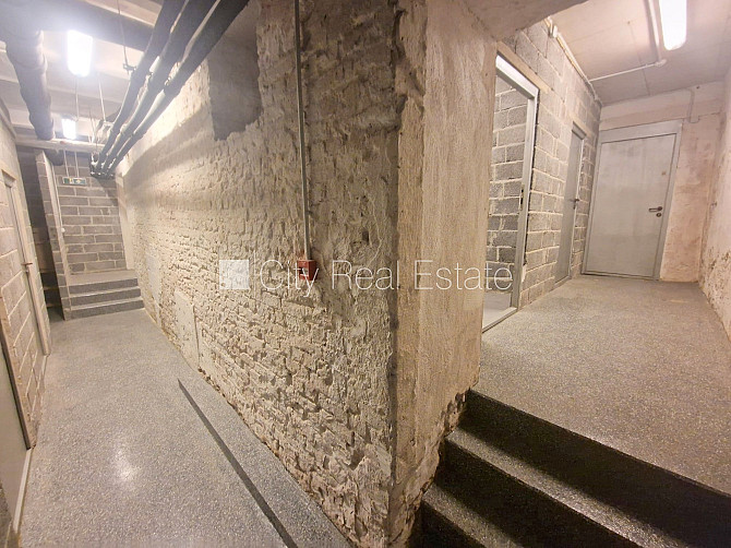 Zeme īpašumā, fasādes māja, renovēta māja, ieeja no ielas, kāpņu telpa pēc kapitālā Rīga - foto 7