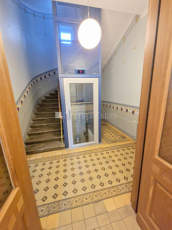 Zeme īpašumā, fasādes māja, renovēta māja, ieeja no ielas, kāpņu telpa pēc kapitālā Rīga - foto 5