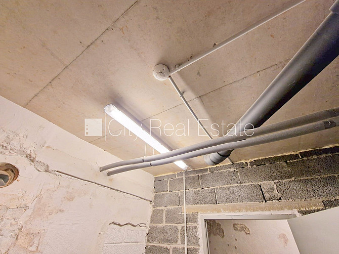 Zeme īpašumā, fasādes māja, renovēta māja, ieeja no ielas, kāpņu telpa pēc kapitālā Rīga - foto 19