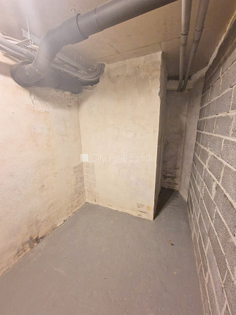 Zeme īpašumā, fasādes māja, renovēta māja, ieeja no ielas, kāpņu telpa pēc kapitālā Rīga - foto 16