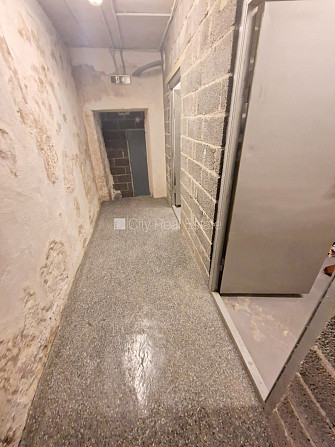 Zeme īpašumā, fasādes māja, renovēta māja, ieeja no ielas, kāpņu telpa pēc kapitālā Rīga - foto 9