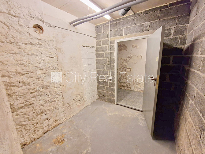 Zeme īpašumā, fasādes māja, renovēta māja, ieeja no ielas, kāpņu telpa pēc kapitālā Rīga - foto 20