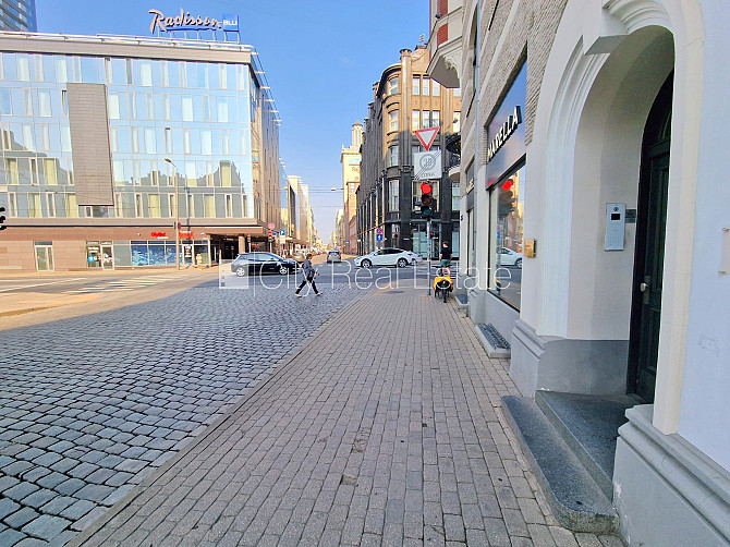 Zeme īpašumā, fasādes māja, renovēta māja, ieeja no ielas, kāpņu telpa pēc kapitālā Rīga - foto 2