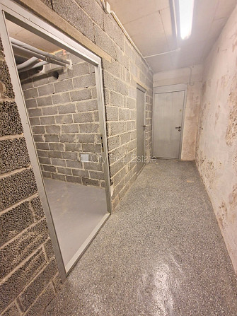 Zeme īpašumā, fasādes māja, renovēta māja, ieeja no ielas, kāpņu telpa pēc kapitālā Rīga - foto 11