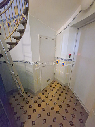 Zeme īpašumā, fasādes māja, renovēta māja, ieeja no ielas, kāpņu telpa pēc kapitālā Rīga - foto 6