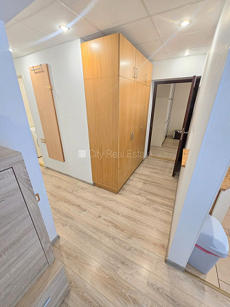 Fasādes māja, renovēta māja, ieeja no ielas, kāpņu telpa pēc kapitālā remonta, logi Jūrmala - foto 12