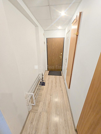 Fasādes māja, renovēta māja, ieeja no ielas, kāpņu telpa pēc kapitālā remonta, logi Jūrmala - foto 20