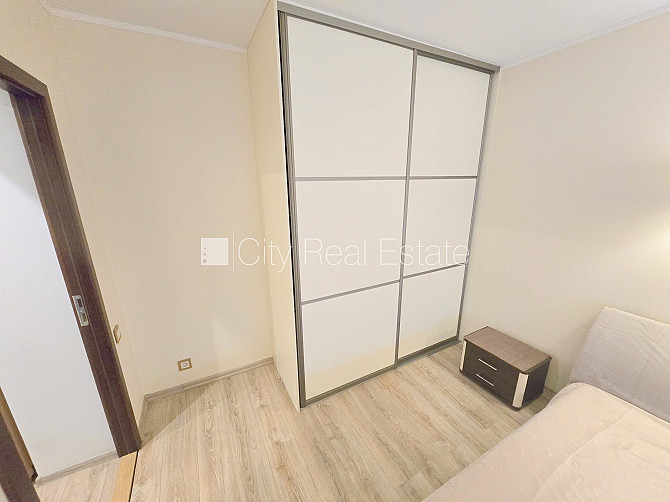 Fasādes māja, renovēta māja, ieeja no ielas, kāpņu telpa pēc kapitālā remonta, logi Jūrmala - foto 16