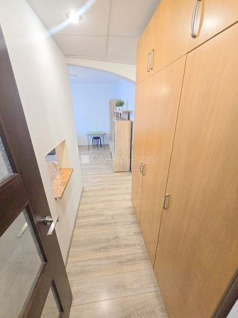 Fasādes māja, renovēta māja, ieeja no ielas, kāpņu telpa pēc kapitālā remonta, logi Jūrmala - foto 19