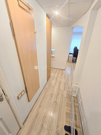 Fasādes māja, renovēta māja, ieeja no ielas, kāpņu telpa pēc kapitālā remonta, logi Jūrmala - foto 18