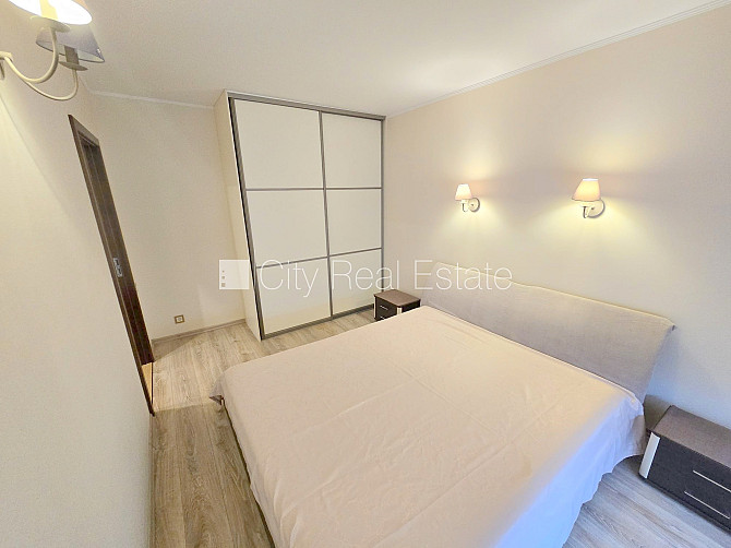 Fasādes māja, renovēta māja, ieeja no ielas, kāpņu telpa pēc kapitālā remonta, logi Jūrmala - foto 14