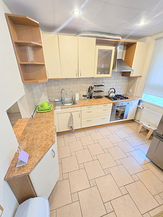 Fasādes māja, renovēta māja, ieeja no ielas, kāpņu telpa pēc kapitālā remonta, logi Jūrmala - foto 10