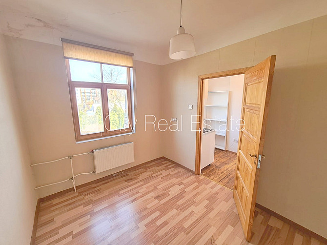 Фасадный дом, плата за обслуживание в месяц 35 EUR, закрытый двор, гаражные ворота Рига - изображение 13