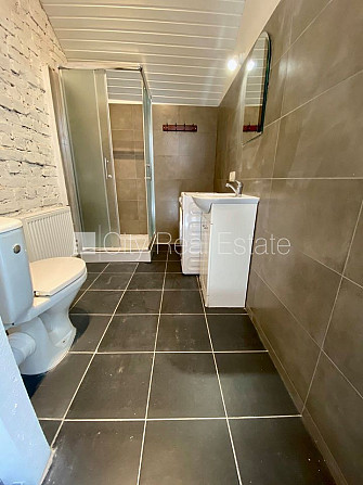 Fasādes māja, renovēta māja, labiekārtots apzaļumots pagalms, slēgts pagalms, ieeja no Rīga - foto 9