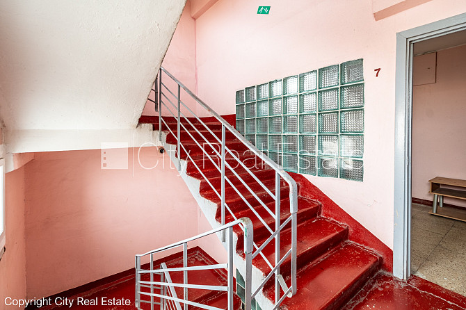 Fasādes māja, labiekārtota apzaļumota teritorija, vieta automašīnai, ir lifts, kāpņu telpa Rīga - foto 17