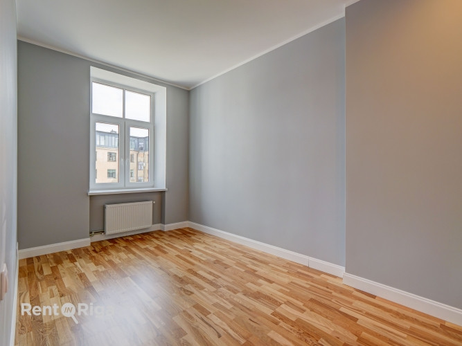 Iegādei pieejams trīs istabu dzīvoklis renovēta ēka pašā Rīgas centrā.  Šī ir lieliska Rīga - foto 19